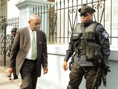 Jack Warner abandona la sede de los tribunales de justicia de Puerto Espa&ntilde;a (Trinidad y Tobago) el pasado mes de julio.