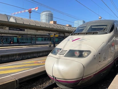 Un AVE de Renfe en la estación de Lyon, a punto de salir hacia Barcelona.