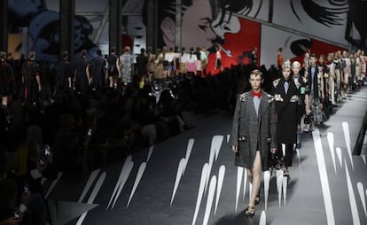 Carrusel de modelos en el desfile de Prada, ayer, en la Semana de la Moda de Milán.