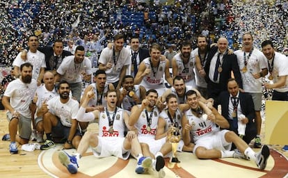 Los jugadores del Madrid celebran el t&iacute;tulo.