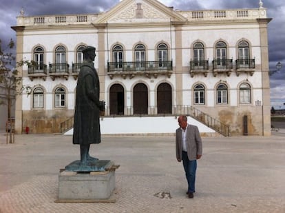 El alcalde de Alc&aacute;cer do Sal, en la plaza del pueblo.