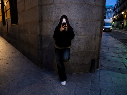 Una adolescente, con su móvil en Madrid.