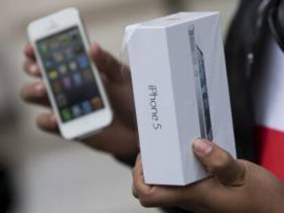 Un comprador muestra su iPhone 5. EFE/Archivo