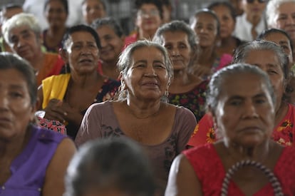 Mujeres esperan a recibir su pensión en Guerrero, México, en enero de 2024.