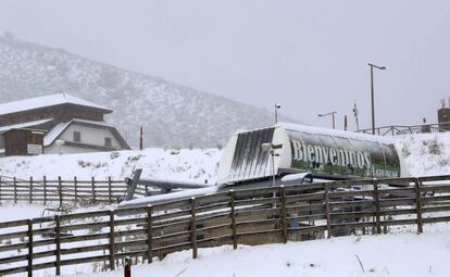 La estación de esquí de Pajares en Asturias. La alerta roja por intensas nevadas se prolongará en Asturias durante toda la jornada de este jueves y la de mañana, viernes. El aviso rojo (riesgo extremo) afectará hoy y mañana a la Cordillera, los Picos de Europa y la Suroccidental asturiana, donde se prevén acumulaciones de 40 centímetros en 24 horas y de 80 en 48 horas a partir de los 800-900 metros y aún mayores por encima de los 1.000-1.200 metros.