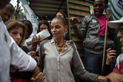 Marina Silva durante passeata na Rocinha, no Rio.