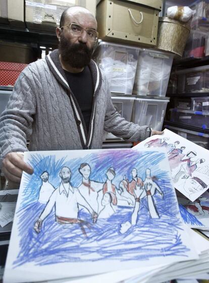 El diseñador Paco Delgado, muestra en su estudio de Madrid varios de sus bocetos para la película de "Los Miserables".