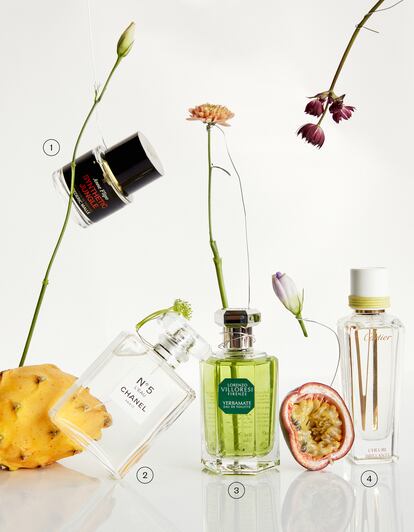 1. Synthetic Jungle, de Editions de Parfums Frédéric Malle. La perfumista Anne Flipo no buscaba hacer una representación de la selva, sino evocar la sensación de verdor y calidez. 160 euros en fredericmalle.eu. 2. Nº 5 L’Eau, de Chanel. El efecto empolvado de los aldehídos dio fama mundial al Nº 5 original. En esta ocasión, se explota la faceta más luminosa y transparente de la molécula. 95 euros en chanel.com. 3. Yerbamate, de Lorenzo Villoresi. Al perfumista florentino le atrajo el hexenol cis-3 por su olor a hierba cortada. 120 euros en lirinon.com. 4. L’Heure Brillante Les Heures, de Cartier. Dentro de la colección hay una referencia que la nariz Mathilde Laurent compuso enteramente con materias sintéticas. 275 euros en cartier.com.