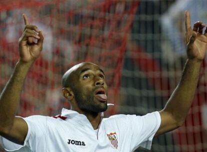 Kanouté celebra su gol, el último, al Villarreal.