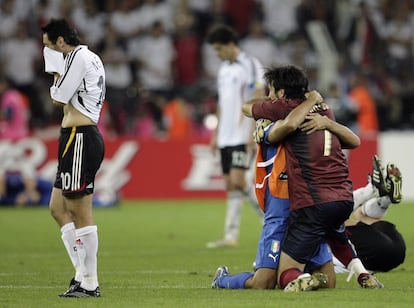 Buffon se abraza a un compañero para celebrar la clasificación a la final del Mundial de Alemania 2006 tras eliminar en semifinales a la selección anfitriona.