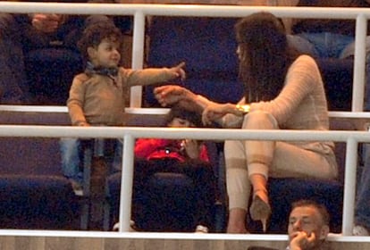 En 2010 Crisitiano Ronaldo tuvo un hijo por medio de una "madre de alquiler". La modelo y el pequeño Cristiano Ronaldo Jr. se dejaban ver algunas veces en las butacas del Bernabeú apoyando al futbolista.