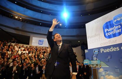 Mariano Rajoy saluda a los asistentes a convención del PP.