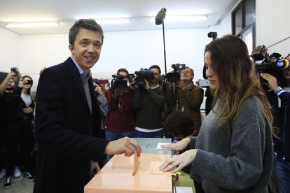 Íñigo Errejón, the candidate for Más País, votes at a school in Madrid.