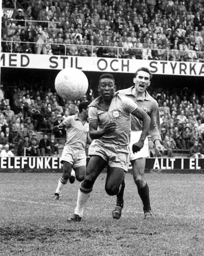 Pelé pelea por la pelota en la semifinal de la Copa del Mundo Brasil - Francia en 1958.