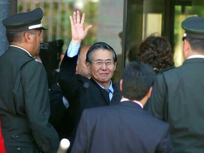 El ex presidente Fujimori saluda durante su llegada a una comisaría de Santiago (Chile) en noviembre del año 2005.