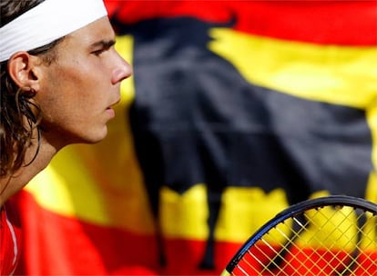 Roland Garros 2005 es el siguiente torneo que contempla las victorias del español. Nadal llega a la final y gana al argentino Mariano Puerta en un encuentro espectacular. Nadal confiesa que, por primera vez, lloró tras ganar un partido.  En la fotografía, es felicitado por el rey de España, Don Juan Carlos.