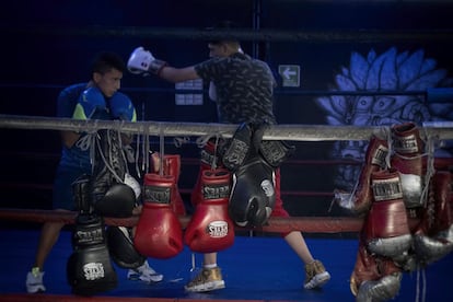 El ring con algunos guantes colgados en las cuerdas. Uno de los maestros de boxeo es Jair Monrroy, de 28 años, que ha peleado 10 veces como profesional, pero lo dejó para estudiar una licenciatura en Educación Física.