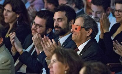 Entrega del Premio de Honor de las Letras Catalanas a Quim Monzó en el Palau de la Música Catalana. En la imagen, el presidente Quim Torra, con gafas naranjas, junto al presidente del Parlament, Roger Torrent, y el vicepresidente Pere Aragonès, el 4 de junio de 2018.