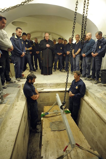 El cardenal Comastri, ayer en la exhumación de Wojtyla.