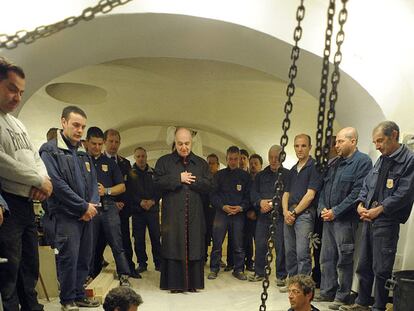 El cardenal Comastri, ayer en la exhumación de Wojtyla.