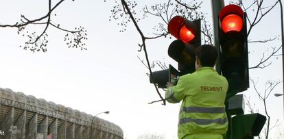 Un operario arreglando un sem&aacute;foro.