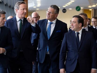 De izquierda a derecha, Fabian Picardo, David Cameron, Maroš Šefčovič y José Manuel Albares, el pasado 12 de abril en Bruselas.