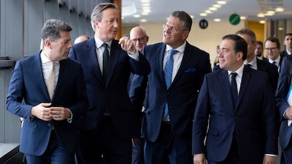 De izquierda a derecha, Fabian Picardo, David Cameron, Maroš Šefčovič y José Manuel Albares, el pasado 12 de abril en Bruselas.