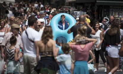 Un turista l'estiu passat amb un flotador a la Rambla.