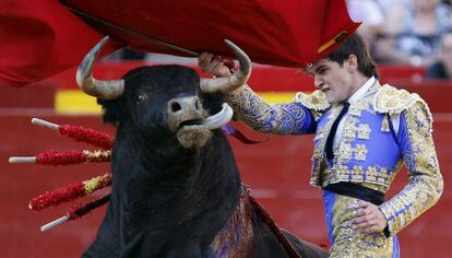 El novillero Cristian Climent con su primer astado, el pasado miércoles.