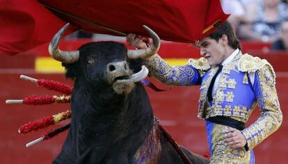 El novillero Cristian Climent con su primer astado, el pasado mi&eacute;rcoles.