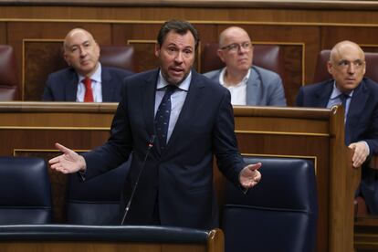 El ministro de Transportes, Óscar Puente, en el pleno del Congreso de este miércoles.