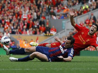 Luis Suárez reclama una falta de Whitehead, del Stoke.