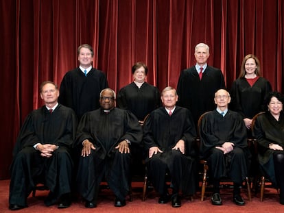 De izquierda a derecha, empezando por la fila de atrás, los magistrados del Tribunal Supremo de EE UU: Brett Kavanaugh, Elena Kagan, Neil Gorsuch, Amy Coney Barrett, Samuel Alito (ponente de la sentencia contra el aborto), Clarence Thomas, John Roberts (presidente), Stephen Breyer y Sonia Sotomayor.