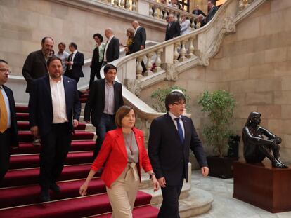 Carles Puigdemont i Carme Forcadell a les escalinates del Parlament.