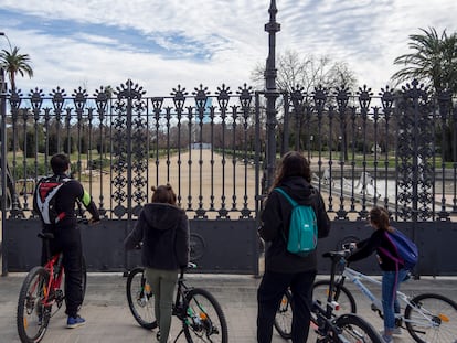 Ivan y su familia, ante el parque de la Ciutadella, cerrado, el cuarto fin de semana de confinamiento municipal.