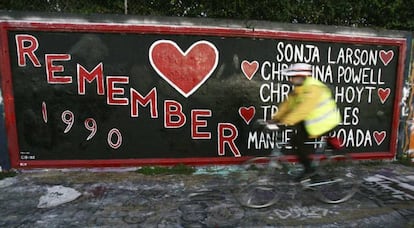 Memorial por las cinco víctimas asesinadas y mutiladas en el campus de Gainesville, Florida (EE UU).