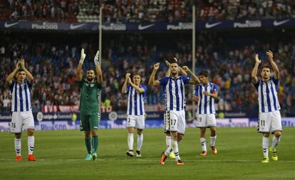 Futbolistas del Alavés celebran con su afición el empate logrado la primera jornada en el Vicente Calderón.