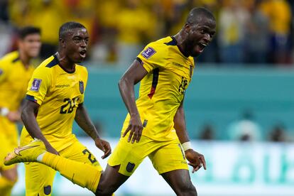 El ecuatoriano Enner Valencia liquidó a la pobrísima anfitriona con dos goles en media hora (más otro anulado). En la foto, Valencia celebra su segundo gol.