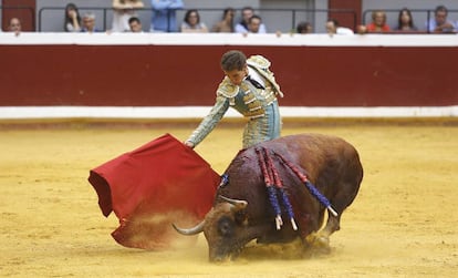 Ginés Marín, ante el tercero de la tarde, blando como toda la corrida.