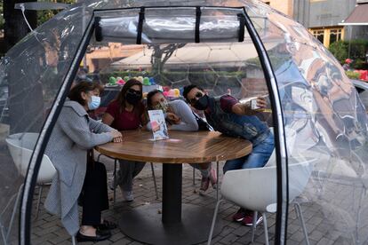 Una familia se toma una foto en un restaurante de Bogotá, Colombia, el pasado 20 de diciembre.