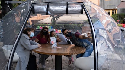 Una familia se toma una foto en un restaurante de Bogotá, Colombia, el pasado 20 de diciembre.