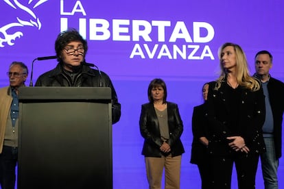 Javier y Karina Milei durante una rueda de prensa tras la publicación de los resultados de las elecciones legislativas.