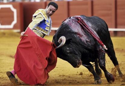 Enrique Ponce, en la faena a su segundo toro. Feria de abril.