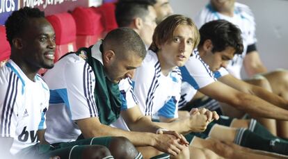 Essien junto a Benzema, Modric y Kaká, en el banquillo, antes del inicio del partido.