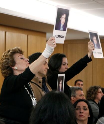 El juez Gómez Bermúdez ha expulsado de la sala de vistas a familiares del director de la empresa Moulinex José María Félix Latiegui asesinado por ETA en 1981, por exhibir pancartas exigiendo que se celebre un juicio. El suceso ha ocurrido al comienzo de la vista contra José Antonio Zurutuza Sarasola, por el asesinato del delegado de Telefónica en San Sebastián Enrique Cuesta Jiménez en 1982.