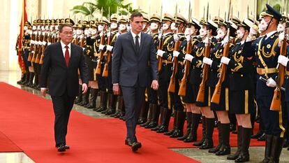 Pedro Sánchez pasa revista a una guardia de honor junto al primer ministro chino, Li Qiang, en Pekín.