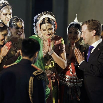 Mujeres indias dan la bienvenida al presidente ruso, Dmitri Medvédev, a una cena oficial en Nueva Delhi.