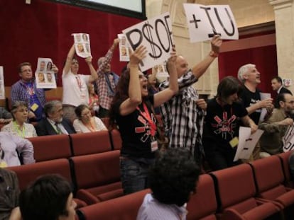 Representantes de los trabajadores de la RTVA protestaron el martes en el Parlamento