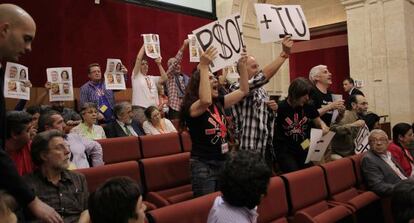 Representantes de los trabajadores de la RTVA protestaron el martes en el Parlamento