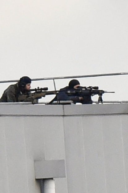 Dos policies en un terrat de Dammartin-en-Goële, on els dos germans terroristes tenien un ostatge.